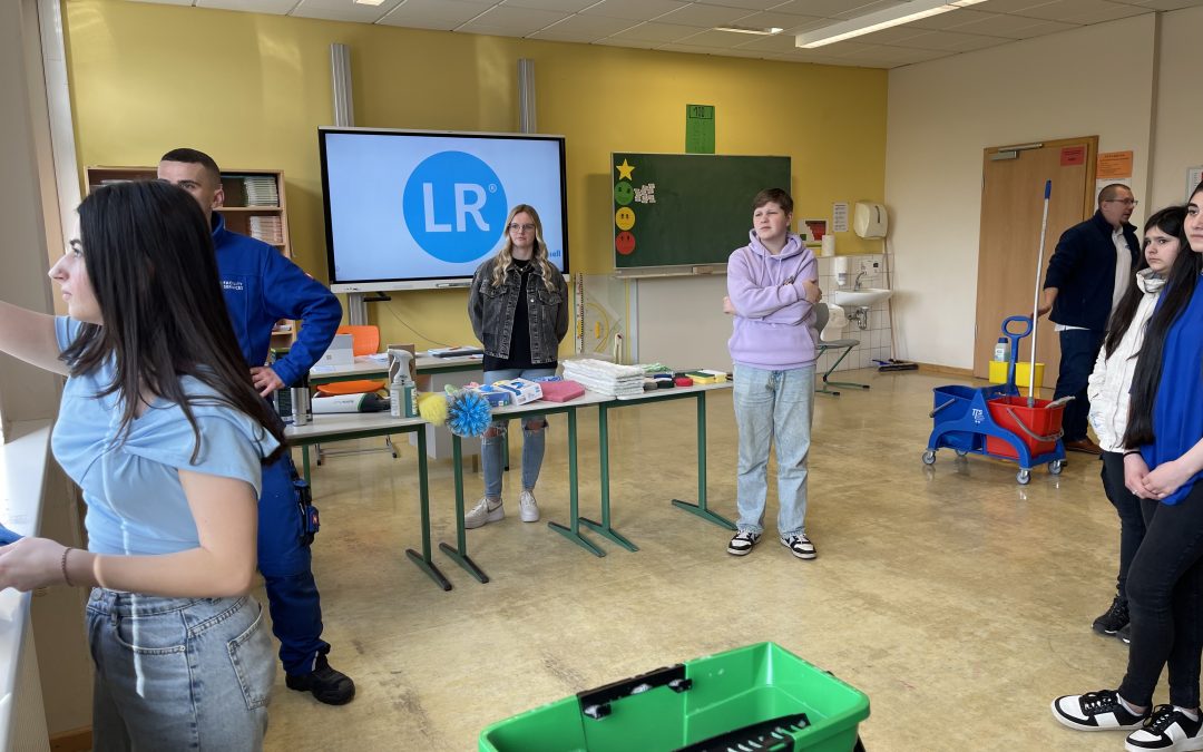 LR Facility Services lässt Schüler mit anpacken